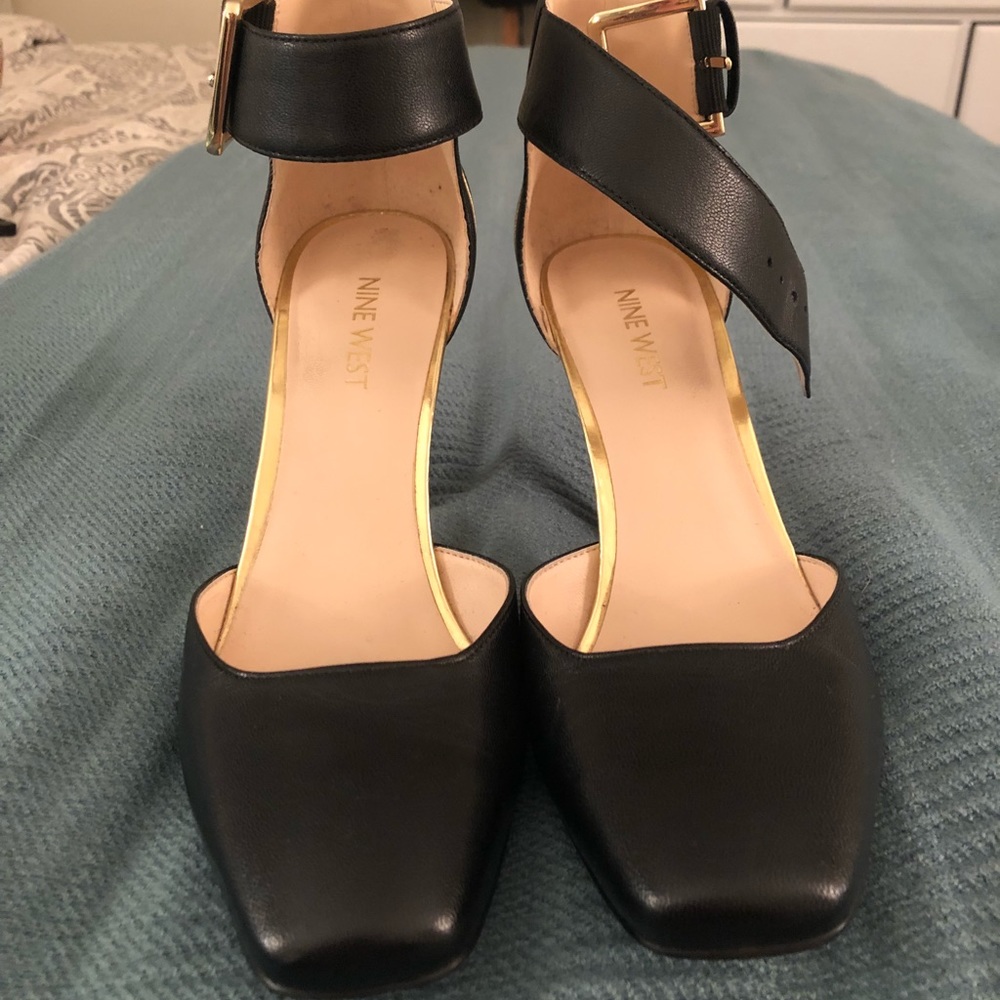 Black & Gold Nine West Heels - Picture 2 of 6
